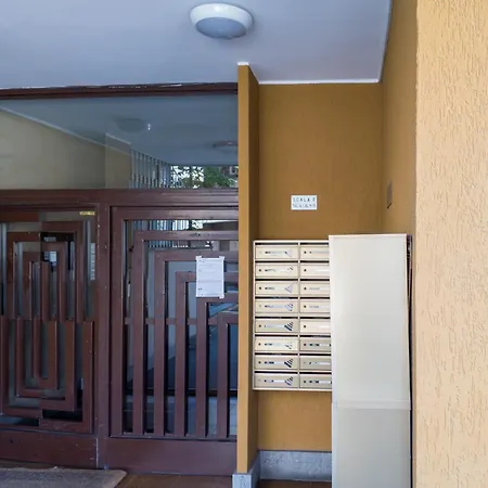 Daire Elegant Hideaway Steps From St Peter Roma